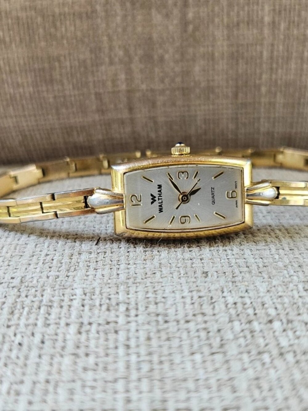 Vintage Waltham Women Wristwatch Gold Tone Analog Quartz Wrist Watch Japan - Picture 6 of 10